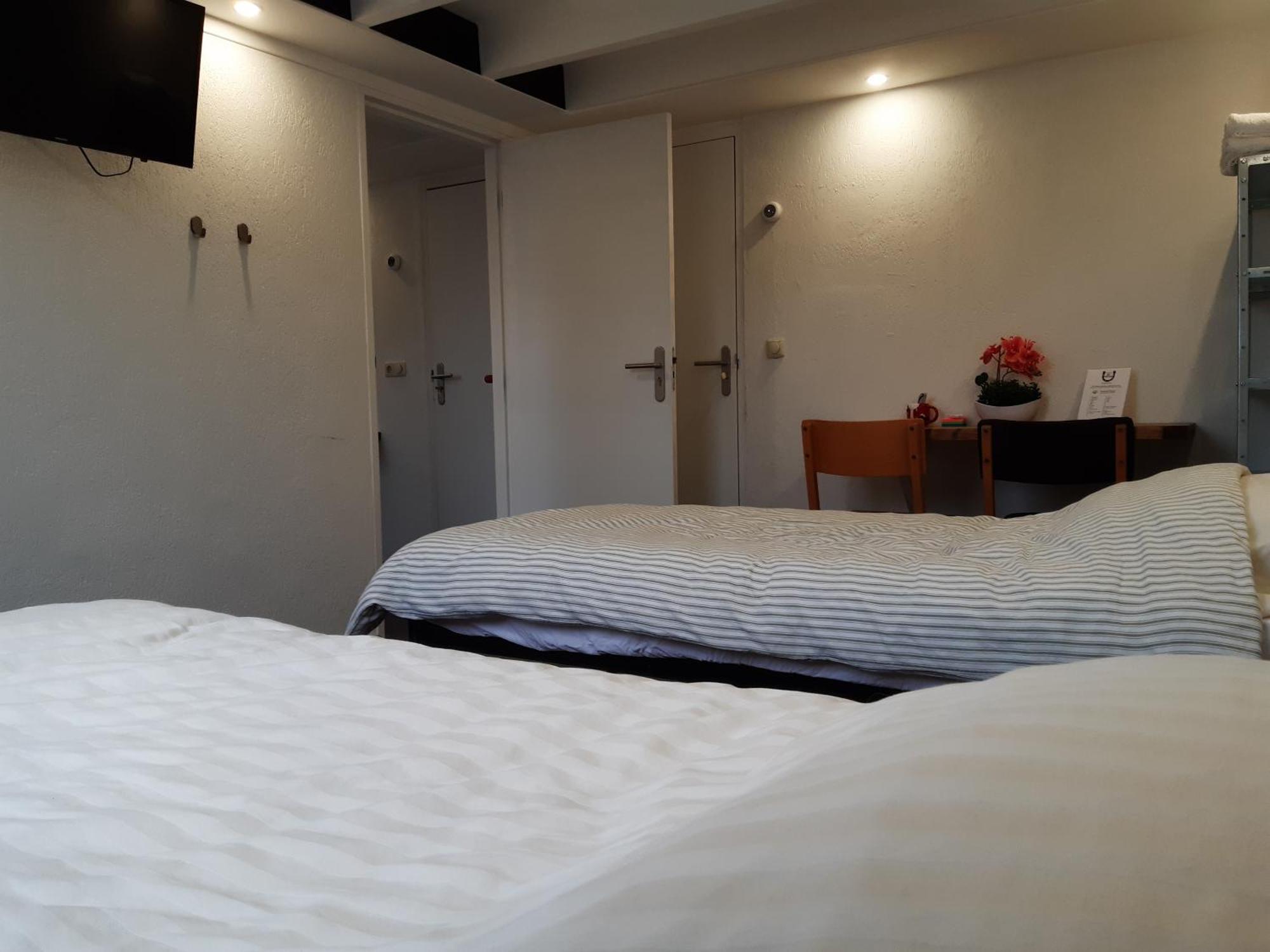 Pension Het Hoefijzer Бюрен Экстерьер фото